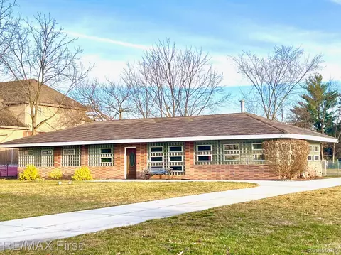 1677 Willowood Rd, Rochester Hills, MI 48307