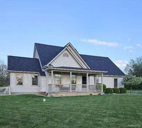 933 Oak Tree Ln, Lapeer, MI 48446