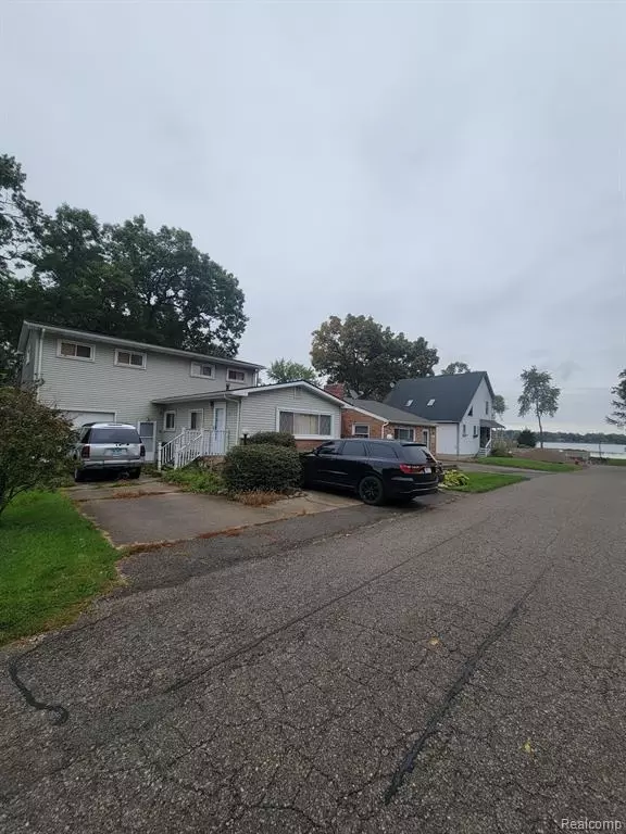 5426 Fleet Ave, Waterford, MI 48327 3 Photos Movoto