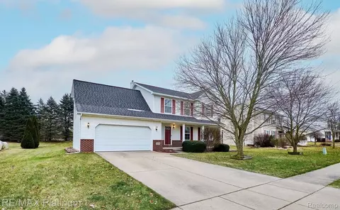 10119 Heatherway Dr, Pinckney, MI 48169