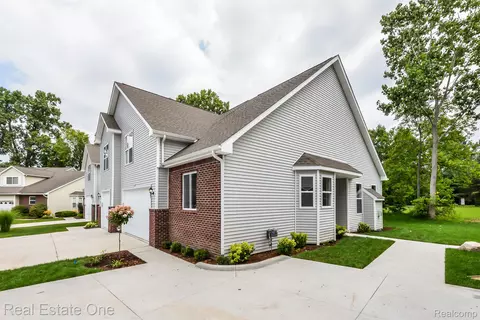 531 Indian Oaks Dr, Howell, MI 48843