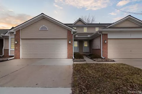 21612 Adams Dr, Brownstown, MI 48193