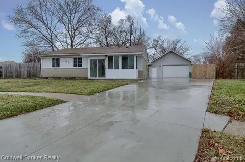 9590 Hamilton St, Belleville, MI 48111