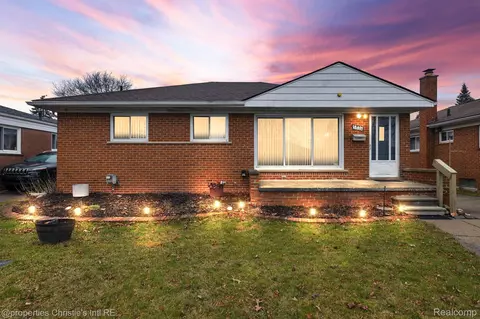 18495 Stephens Dr, Eastpointe, MI 48021