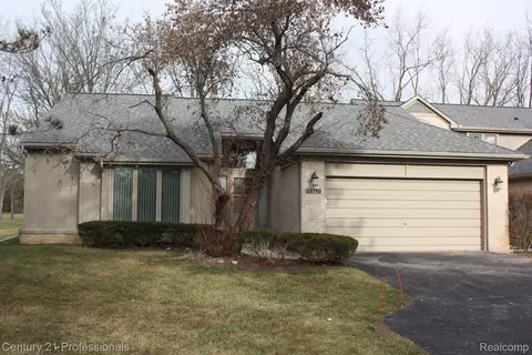 33790 Vista Dr, Farmington Hills, MI 48331