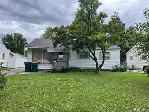 368 Spruce St, Mount Morris, MI 48458