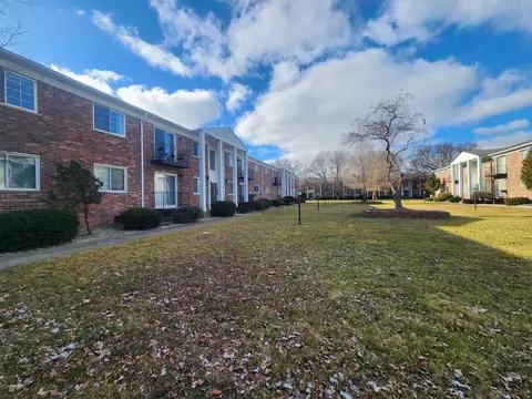 39423 Van Dyke Ave #16, Sterling Heights, MI 48313