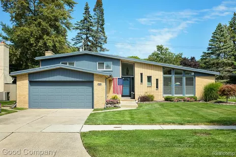 726 Pear Tree Ln, Grosse Pointe Woods, MI 48236
