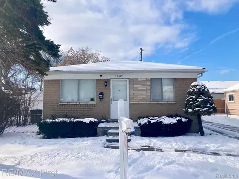 28449 Maple St, Roseville, MI 48066
