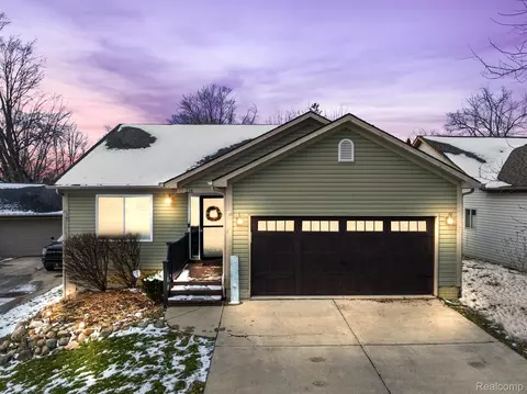 334 S Avery Rd, Waterford, MI 48328