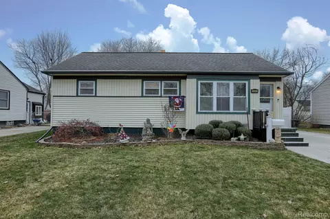 650 Chippewa St, Mount Clemens, MI 48043