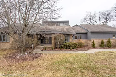 5584 Water Way, West Bloomfield, MI 48322