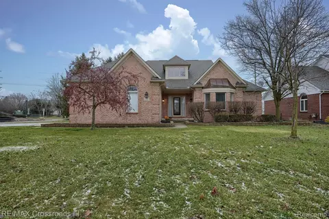 26562 Silver Creek Dr, Brownstown, MI 48134