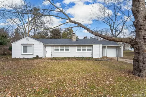 16010 W 13 Mile Rd, Beverly Hills, MI 48025