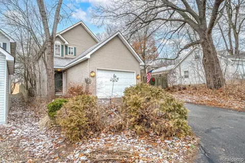 1414 S Hospital Rd, Waterford, MI 48327
