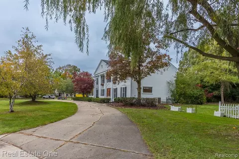 5112 Kingsfield Dr, West Bloomfield, MI 48322