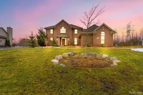 5942 Scott Cir, Clarkston, MI 48348