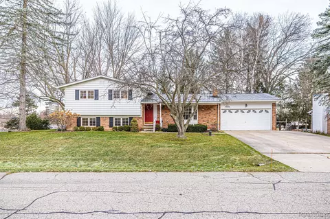 8866 Woodshire Dr, White Lake, MI 48386
