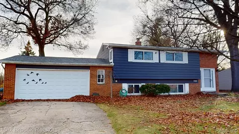 1360 Nancywood Dr, Waterford, MI 48327
