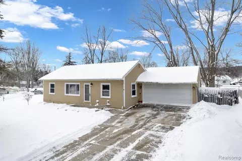8655 N Eston Rd, Clarkston, MI 48348