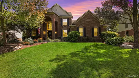 4153 Holly Ln, Oakland, MI 48306