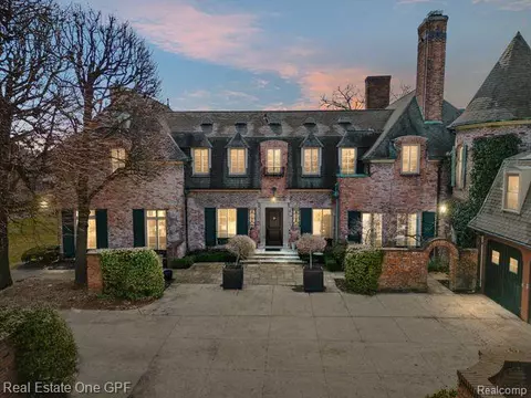 4 Lake Ct, Grosse Pointe, MI 48230