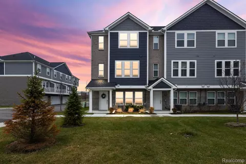 2933 Zana, Troy, MI 48085