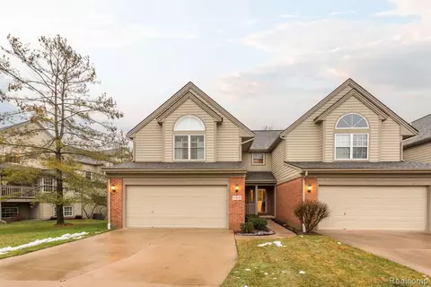 769 Taylor St, Chelsea, MI 48118
