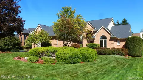 54450 Royal Troon Dr, Lyon, MI 48178