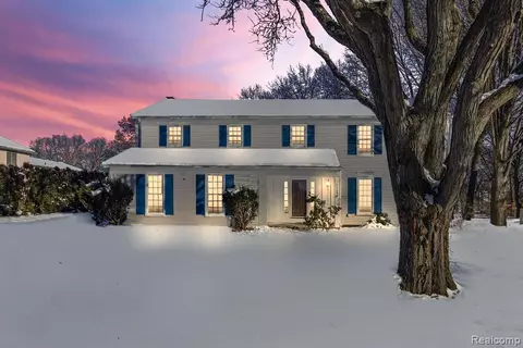 28696 Roxbury St, Farmington Hills, MI 48331