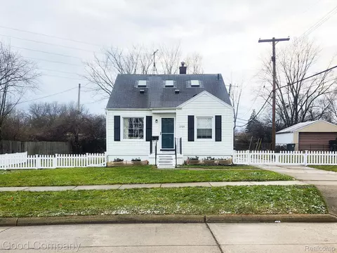 3721 Kent Rd, Royal Oak, MI 48073