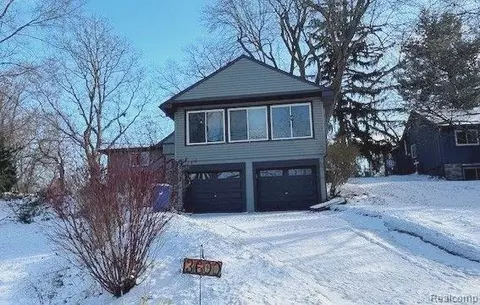 3600 Lotus Dr, Waterford, MI 48329