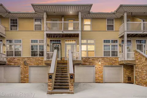 408 Beachwalk Trl, Luna Pier, MI 48157