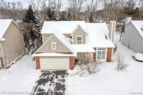 4515 Commerce Woods Dr, Commerce Twp, MI 48382