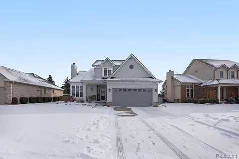 52818 Cross Creek Dr, Chesterfield, MI 48047