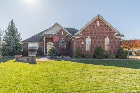 27271 Jessica Ln, Flat Rock, MI 48134