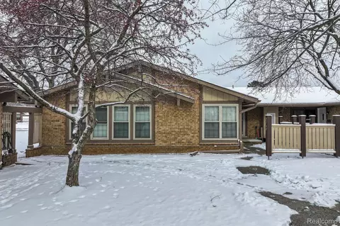 2746 Roundtree Dr, Troy, MI 48083