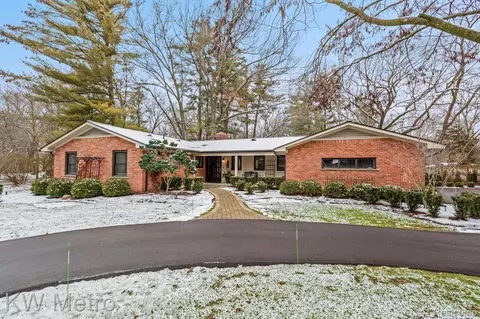3134 Cairncross Dr, Oakland, MI 48363
