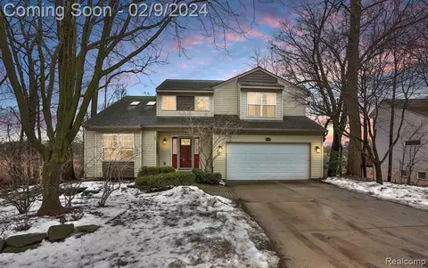 1120 Kewadin Dr, Waterford, MI 48327