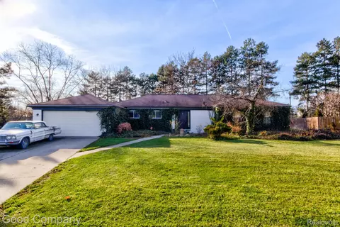 5245 Berwyck Dr, Troy, MI 48085