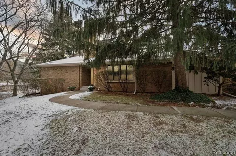 7489 Pebble Ln, West Bloomfield, MI 48322