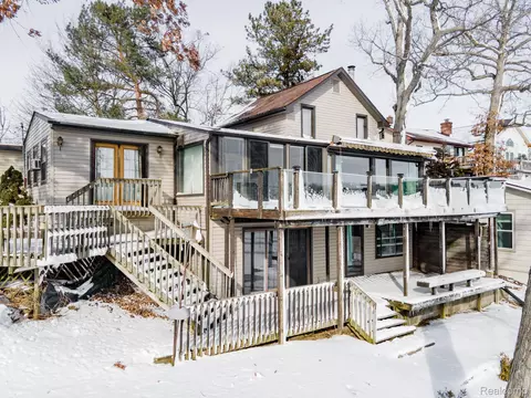 653 Central Dr, Lake Orion, MI 48362
