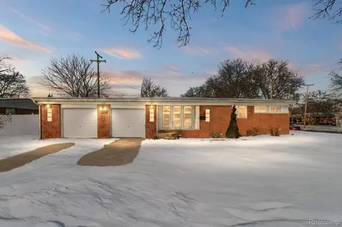 23000 Oak Crest St, Oak Park, MI 48237