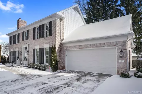 937 Lochmoor Plc Pl, Grosse Pointe Woods, MI 48236