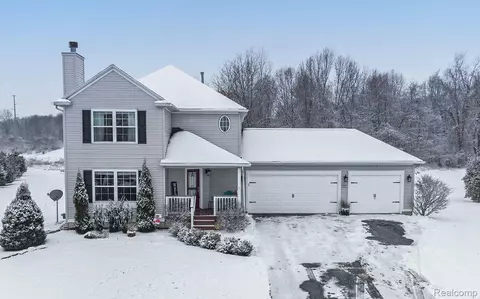 9447 Apple Crt Ct, Tyrone, MI 48430