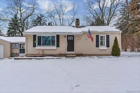 9040 Mcwain Rd, Grand Blanc, MI 48439
