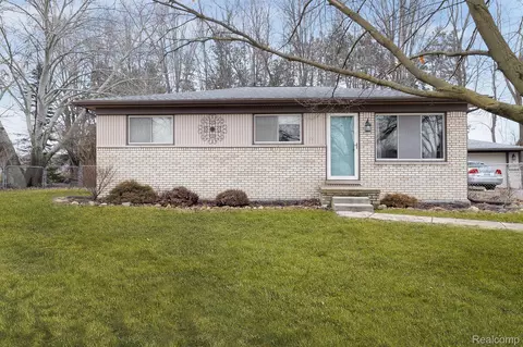 42444 Greenbrier Ln, Clinton Township, MI 48038