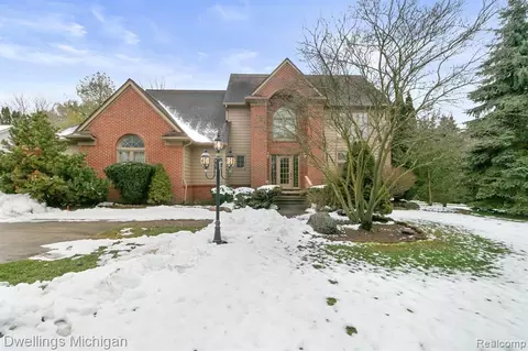 6725 Deer Ridge Dr, Clarkston, MI 48348