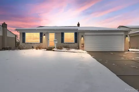 11874 Canterbury Dr, Sterling Heights, MI 48312