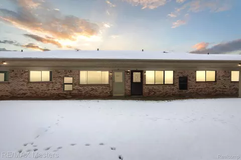 16042 Holz Dr #32, Southgate, MI 48195